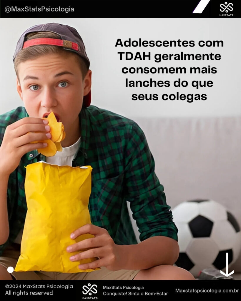 Um adolescente sentado, usando boné para trás, enquanto consome um lanche em um saco amarelo. Ao fundo, uma bola de futebol, simbolizando o contexto de lazer. A imagem ilustra o tema da alimentação em jovens, dieta e sintomas de TDAH.