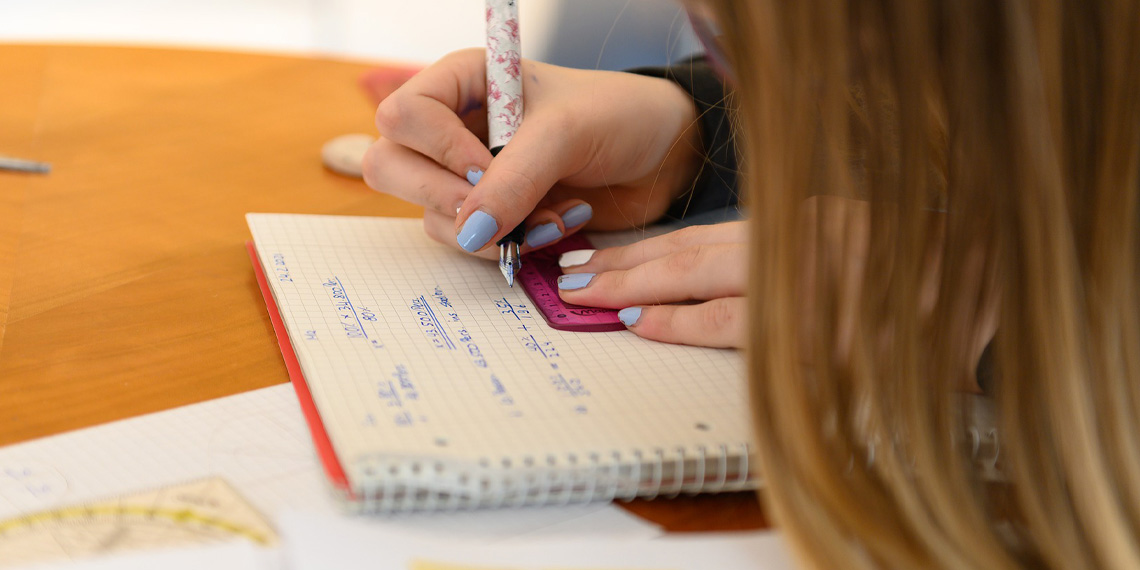 Meninos e meninas tendem a usar estratégias diferentes para resolver problemas de matemática, mostra nova pesquisa