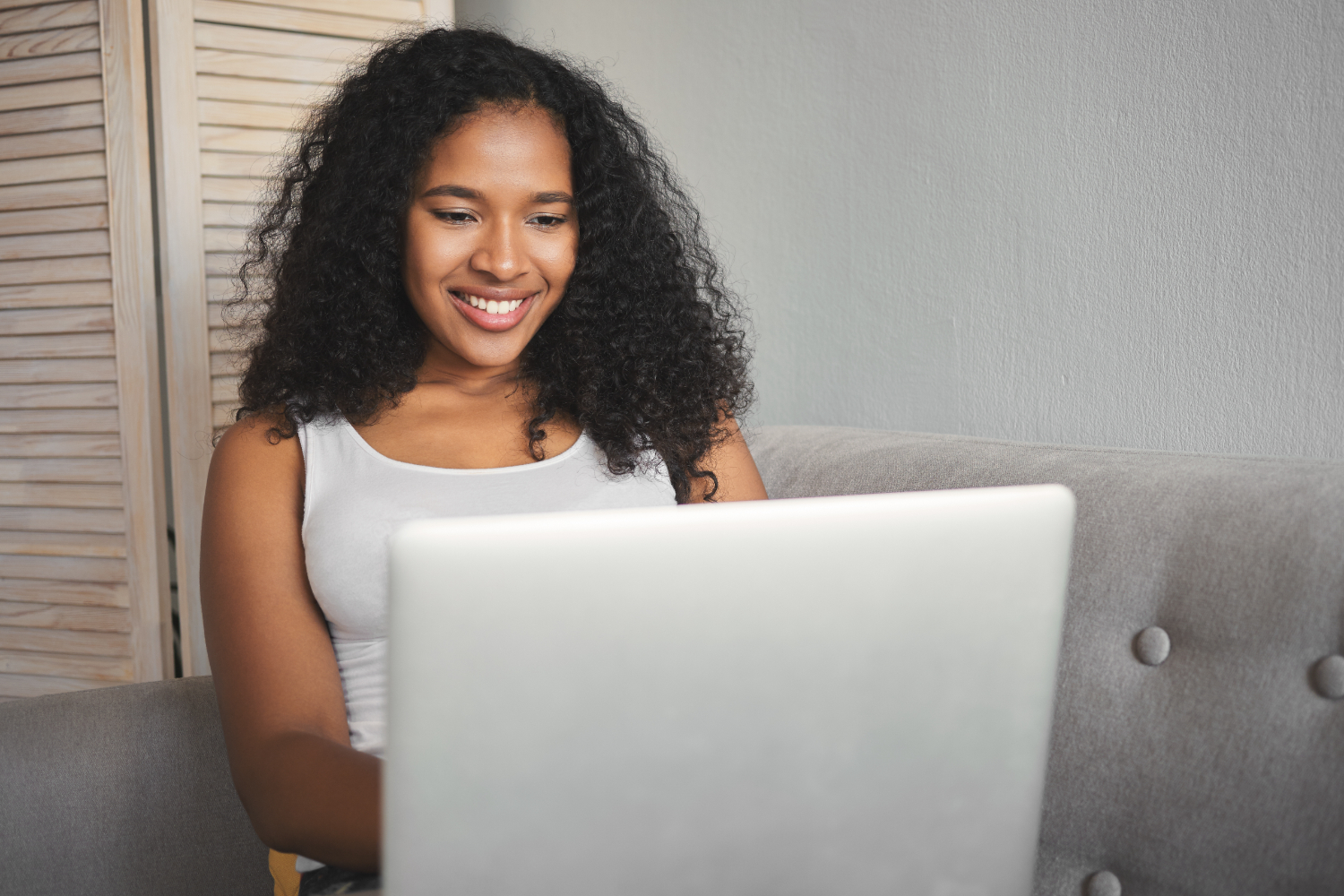 mulher olhando para o computador sorrindo