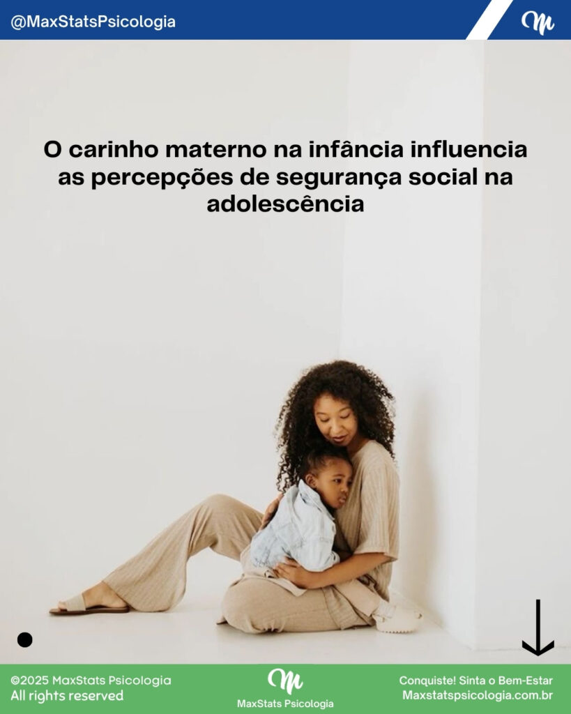 Mulher abraca o filho sentado no chao, representando o carinho materno e a seguranca social na adolescencia