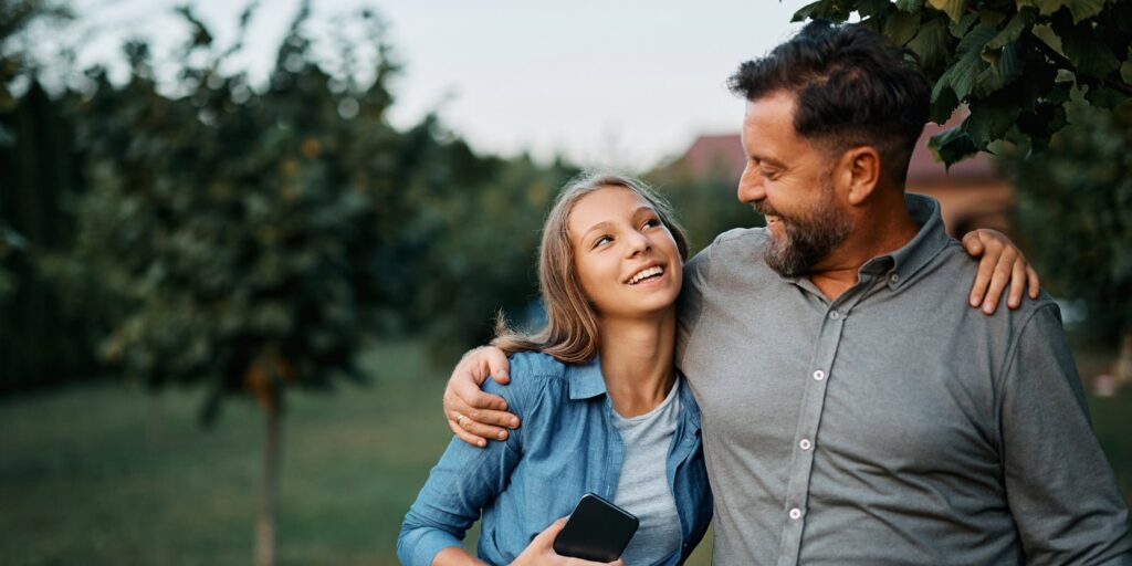 A saúde mental dos pais está ligada ao tempo que seus filhos adolescentes passam em frente às telas e aos seus hábitos de exercício físico